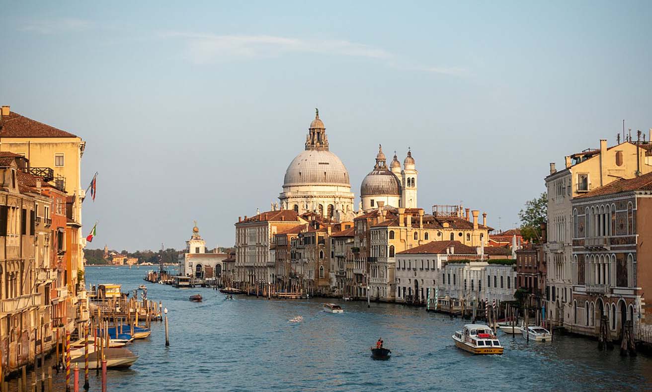 Winged Wonders: Navigating the Best Flight Options to Venice with Ease